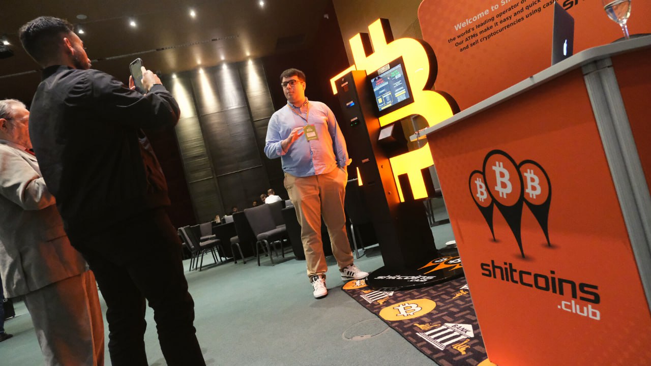 Informacja o regularnych obniżkach na prowizję 0%, którą oferują bitomaty Shitcoins.club